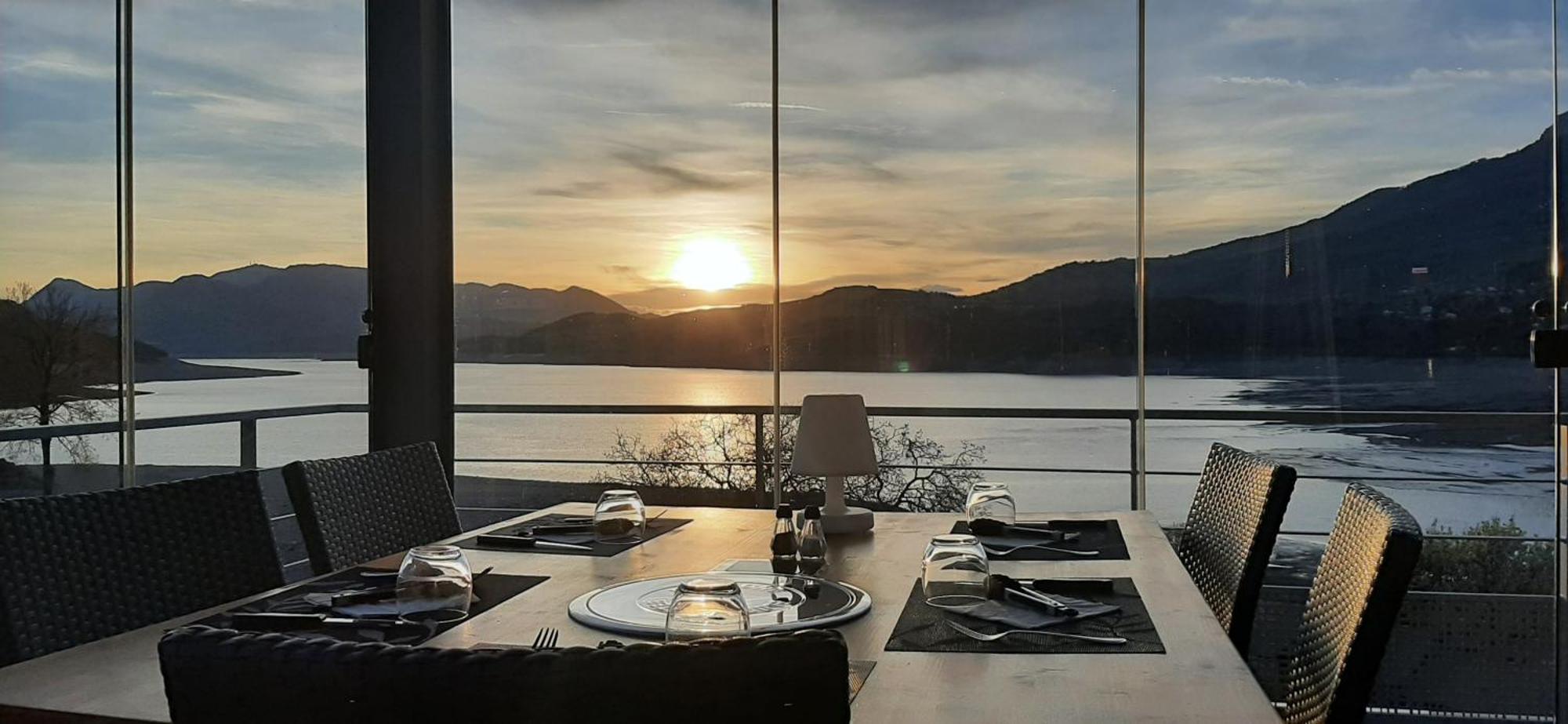 Hotel Les Flots Bleus Savines Bagian luar foto